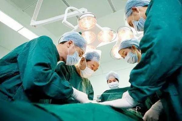 雙胞胎女嬰腹部相連醫生都說活不了，4歲做分離手術如今已滿20歲