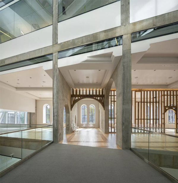 把百年建築「拆」得只剩一面牆