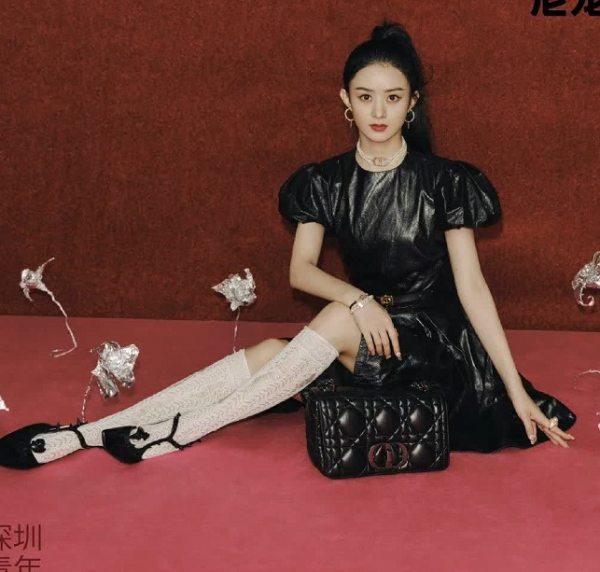 趙麗穎9月時尚雜誌封面,鏡頭懟臉拍超清純,冬夏混搭太時尚 趙麗穎9月時尚雜誌封面,鏡頭懟臉拍超清純,冬夏混搭太時尚