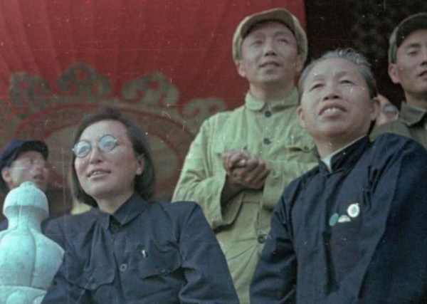 揭秘開國大典的40名女便衣:由女高中畢業生組成,潛伏天安門偵察 揭秘開國大典的40名女便衣:由女高中畢業生組成,潛伏天安門偵察