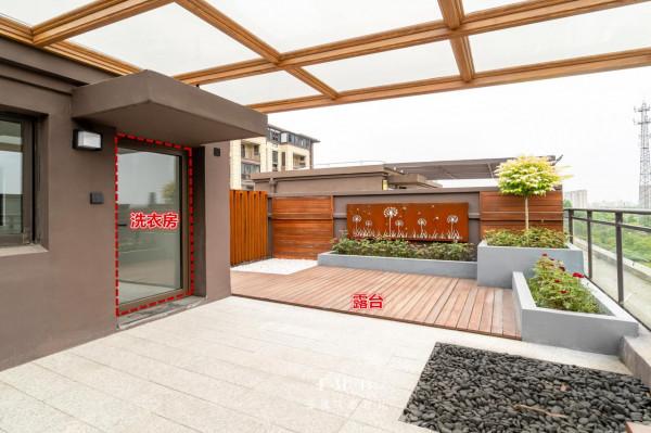 體驗到頂複式的快樂了，一半閣樓一半大露臺，比住一樓舒服划算