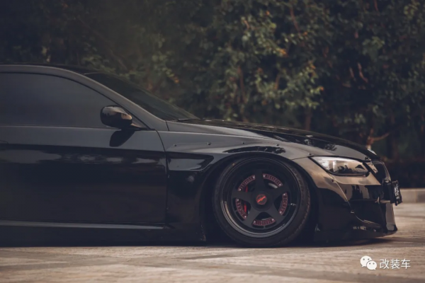 遼寧車友的寶馬E92逆向改裝，先選寬體後挑車你學到了嗎？