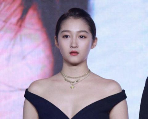 難穿衣被豔壓,明明已經瘦成了麻桿,大骨架小臉蛋卻讓她們顯太壯 難穿衣被豔壓,明明已經瘦成了麻桿,大骨架小臉蛋卻讓她們顯太壯