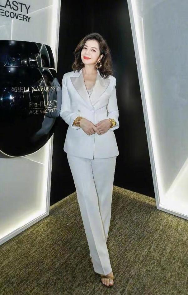 61歲鐘楚紅真放得開，掛脖吊帶裙露出麒麟臂，臉部肌膚鬆弛明顯