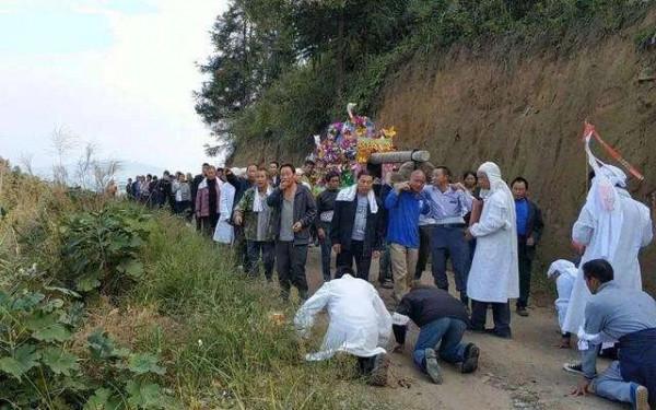 那家情商低的人，別人有紅白喜事不相幫，母親死了無人幫助很淒涼