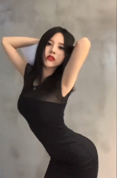 “牛排西施”小霸寵：直播卸妝回應爭議，忙中出錯表哥變成老公？