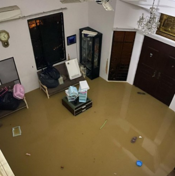 知名歌手豪宅被大水淹沒!全家人被迫爬上屋頂,等待數小時終獲救 知名歌手豪宅被大水淹沒!全家人被迫爬上屋頂,等待數小時終獲救