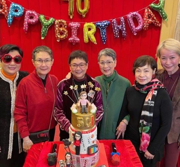 一眾老戲骨聚會!55歲關秀媚仍貌美,與小7歲男星相戀15年不結婚 一眾老戲骨聚會!55歲關秀媚仍貌美,與小7歲男星相戀15年不結婚