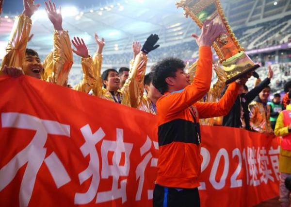 下午15點!資深名記做出爭議表態:魯能奪冠遭質疑，球迷吐槽聲一片