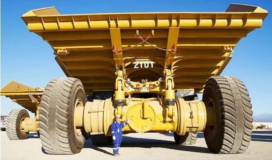 世界上最貴的礦山車,一個車輪就要180萬! 世界上最貴的礦山車,一個車輪就要180萬!