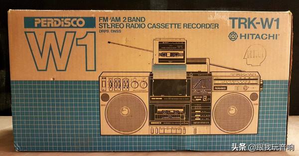 80年代一款非常獨特的音響，帶有兩個磁帶播放器（一個可拆卸）