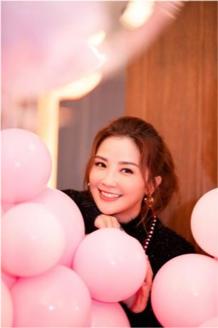 阿sa慶生排場太大！穿露臍裝變闊太比阿嬌更出眾，主角氣場不遜色