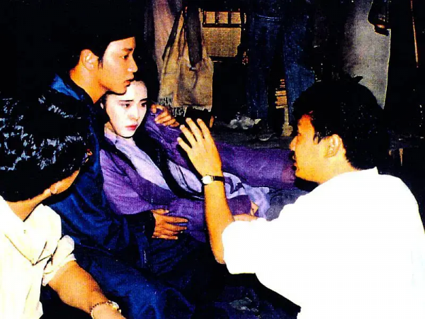 30年前在片場的王祖賢(多圖),躺在懷裡的那張可太美了 30年前在片場的王祖賢(多圖),躺在懷裡的那張可太美了