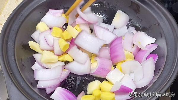 鱸魚新吃法，不加一滴水，不蒸不炸，肉質鮮嫩入味，下飯不發腥