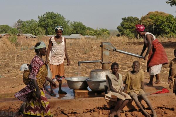 各地風俗大賞：迦納特色喪葬服務，黑人抬棺，一場下來竟要十萬
