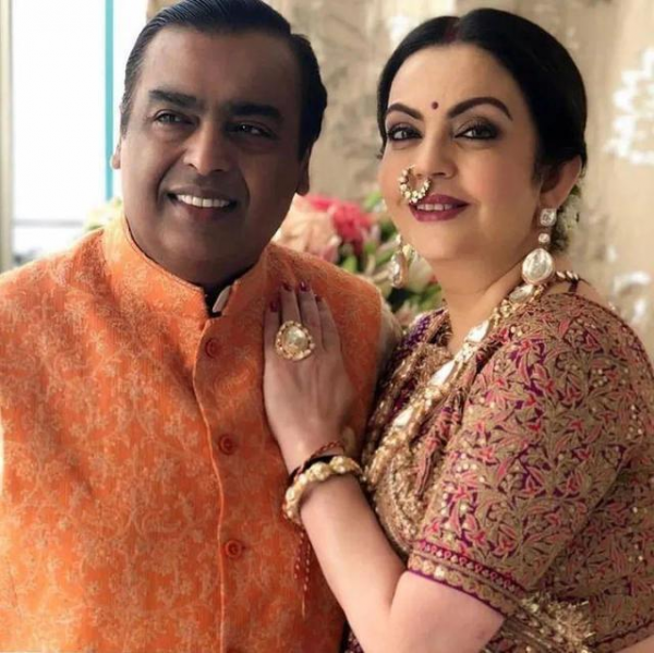 印度首富之妻：戴祖母綠鼻環比希拉里美，27層豪宅因風水從不過夜