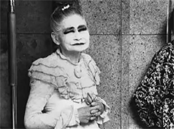 日本煙花女子74歲仍站街，街頭60年一直拉客，卻備受日本人尊重