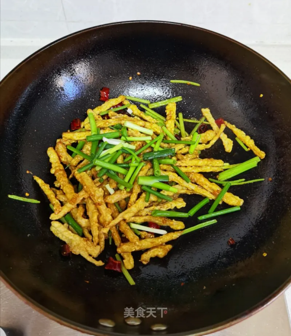 這幾道乾煸菜，焦香四溢，麻辣過癮，下酒又下飯