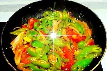 今天分享給大家一款，酸辣爽口的，西紅柿炒辣椒