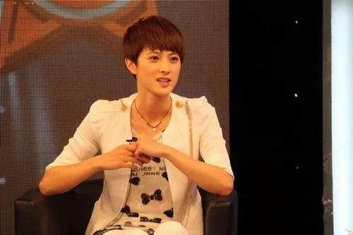 靳東初戀女友：隋俊波一生三段感情，結婚八年，老公身份至今是謎