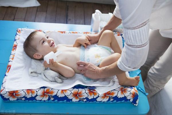 嬰兒拉完臭臭後，用水洗還是用溼巾擦？踩過坑的媽媽才知道的做法