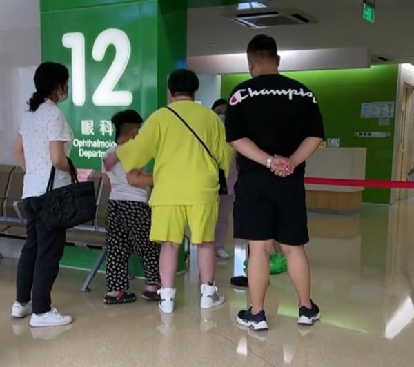 王惠跟好友聚會,尖下巴搶鏡雙眼皮很不自然,打光的臉像假臉 王惠跟好友聚會,尖下巴搶鏡雙眼皮很不自然,打光的臉像假臉