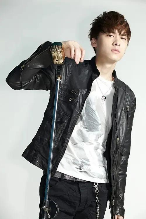 頂級男神李易峰，簡直帥成一道光