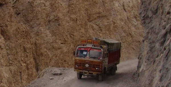 喜馬拉雅山上開大貨車，跟送死沒區別，全程司機只敢用30的時速跑