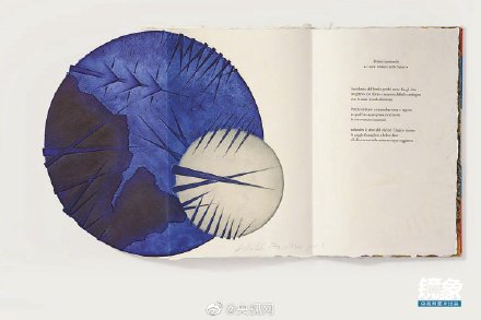 男子住30平米蝸居卻收藏價值千萬書籍