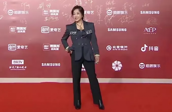 北影節閉幕紅毯:關曉彤難得美一回,馬伊琍變水嫩,段奕宏老來俏 北影節閉幕紅毯:關曉彤難得美一回,馬伊琍變水嫩,段奕宏老來俏