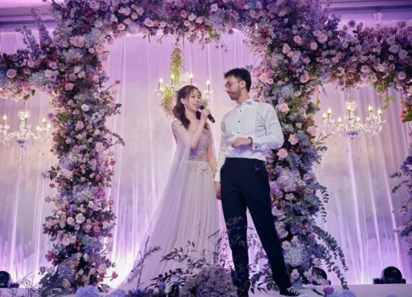 80億女總裁李旎嫁男網紅老壇!男方年紀小11歲,滿臉鬍鬚人氣超高 80億女總裁李旎嫁男網紅老壇!男方年紀小11歲,滿臉鬍鬚人氣超高