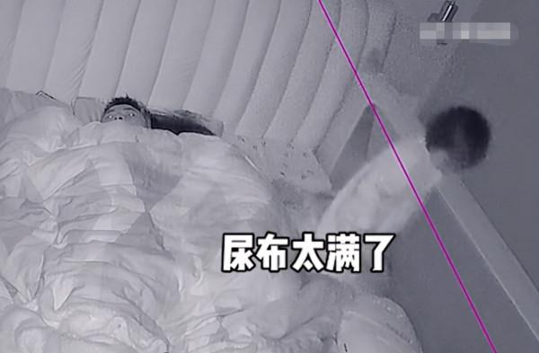四川一萌娃半夜自主換尿布，過程熟練還不吵醒爸媽，網友：太省心