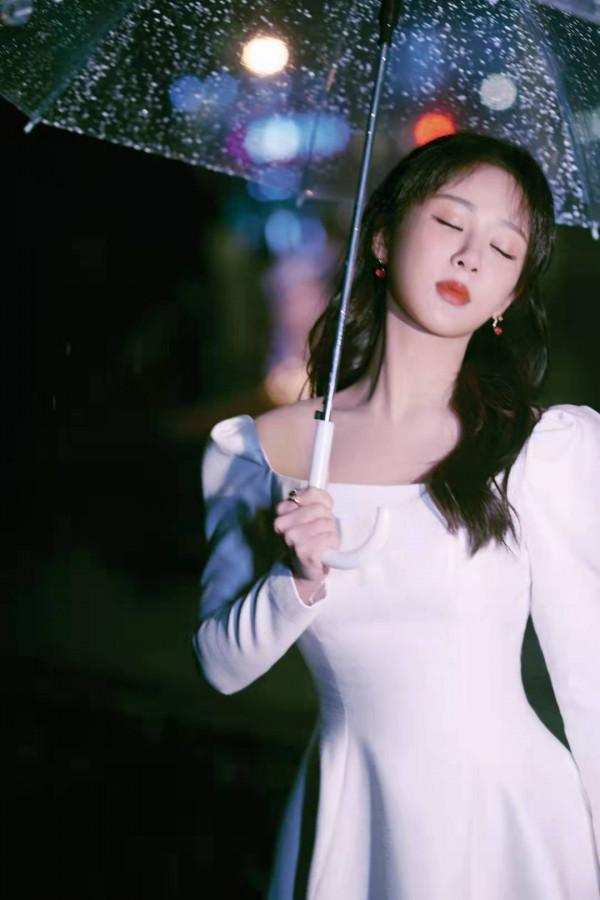 楊紫就該多穿穿裙子！一襲白色方領裙優雅高貴，太適合她了