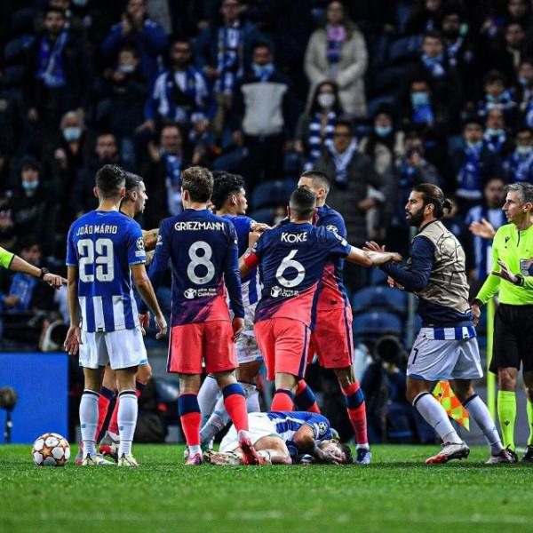 火爆！歐冠2戰3次衝突+4人染紅，中超舊將揮鐵拳，西蒙尼暴怒