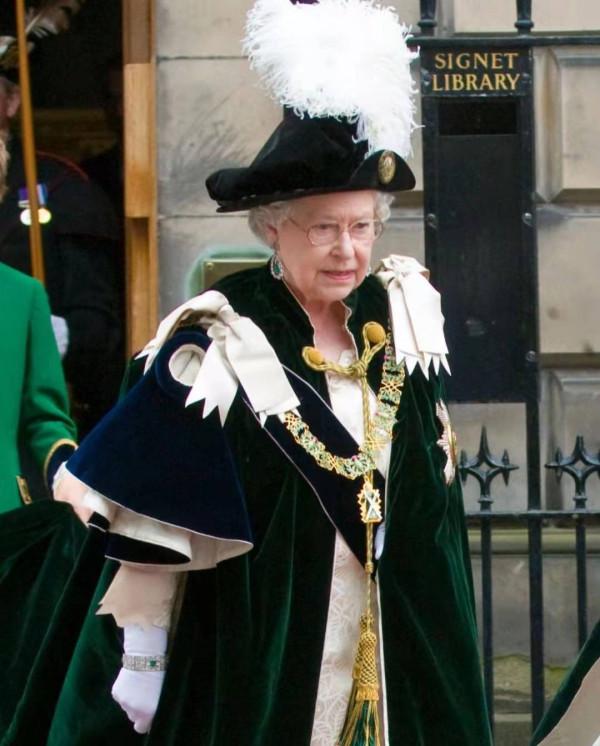 英女王的手鍊好精美，有條十幾歲就開始戴，還有個在她一歲照片上