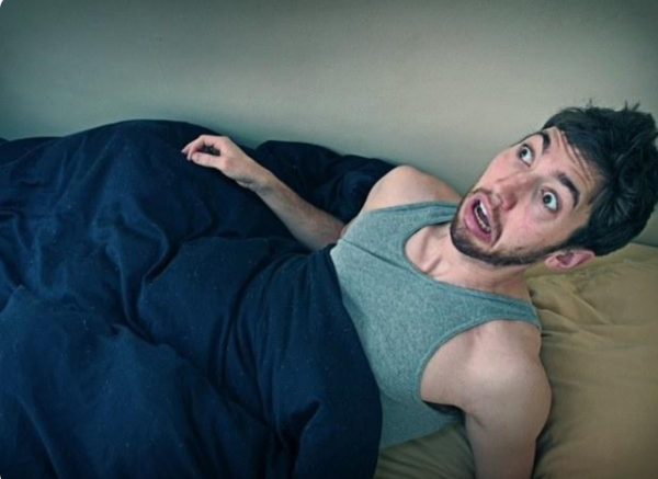 睡覺時，雙腿突然抖一下、抽筋、流口水是怎麼回事？早了解早預防