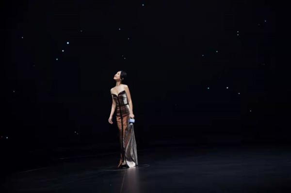 周迅自帶高階感！穿抹胸鎏金裙出席五菱活動，隨手一拍比大片還美