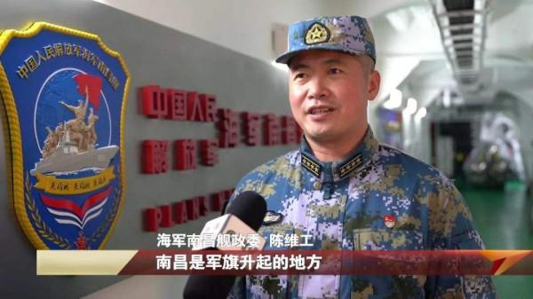 中國艦隊橫穿日本海峽，南昌艦政委調侃：“御用攝影師”還沒來？