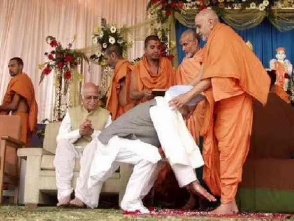 在印度，兩人見面會撫摸或親下對方的腳，驚訝嗎？這是什麼禮節？