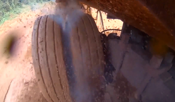 非洲小哥開賓士卡車運紅木,一車50噸一根賣幾十萬,路上全是車禍 非洲小哥開賓士卡車運紅木,一車50噸一根賣幾十萬,路上全是車禍