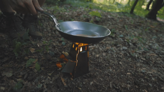 寒冷的天氣裡，組裝火爐子，取暖吃喝