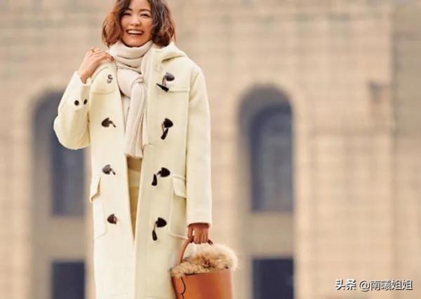 答應我：面板黃的女性，秋冬多穿這4個“高階色”，減齡還有氣質