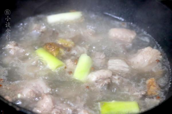 燉羊湯時，開水還是冷水下鍋？區別很大，做錯有羶味湯色不奶白