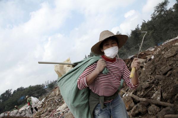 女子因喜歡撿垃圾被丈夫掃地出門,兒子:“她現在和小偷住一起” 女子因喜歡撿垃圾被丈夫掃地出門,兒子:“她現在和小偷住一起”