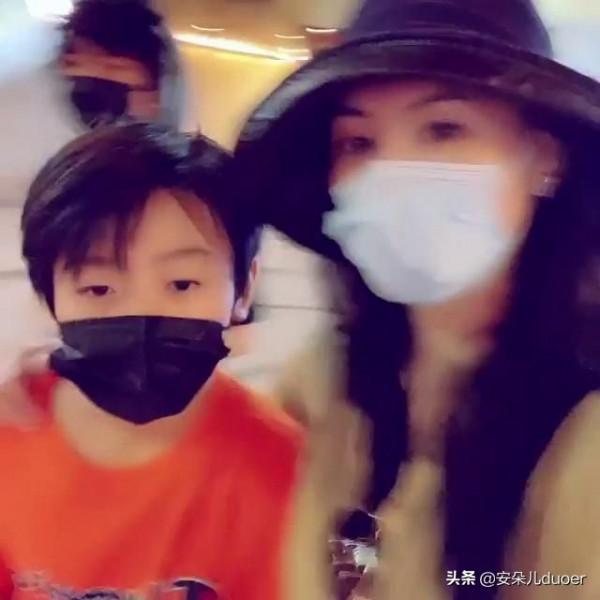 張柏芝陪兩個兒子逛街，兒子打扮酷帥神像謝霆鋒？