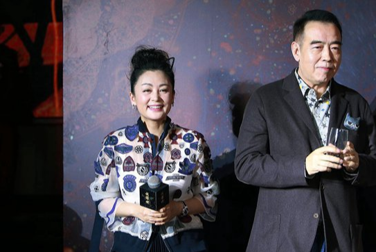 陳凱歌夫婦走紅毯,53歲妻子穿全黑服裝氣場開掛,不輸給同場鞏俐 陳凱歌夫婦走紅毯,53歲妻子穿全黑服裝氣場開掛,不輸給同場鞏俐