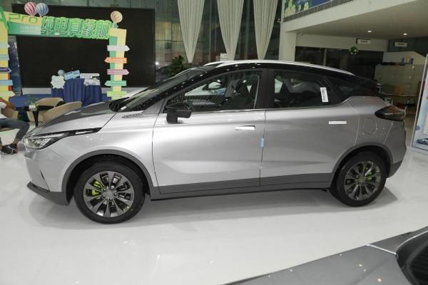 外觀時尚，續航可達550km，售價16&period;28萬，幾何C的冪方版如何？