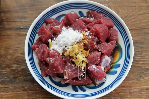 深秋，少吃豬肉多吃這肉，上鍋一炒，滑嫩又入味，孩子長個很需要