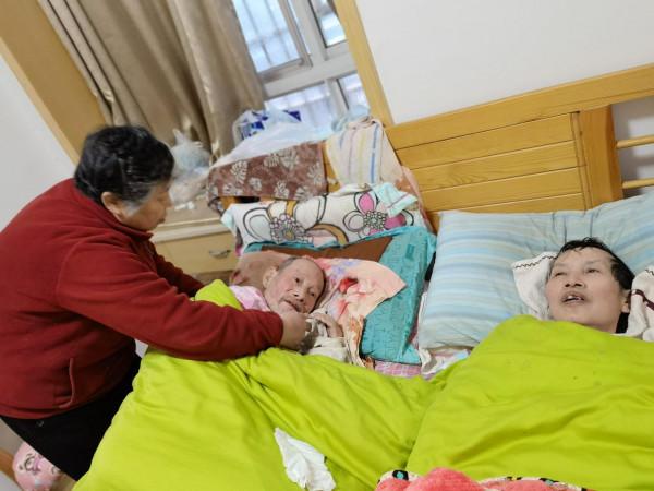 兒媳病逝後，東北婆婆和兒子留在湖南照顧癱瘓親家老兩口3年