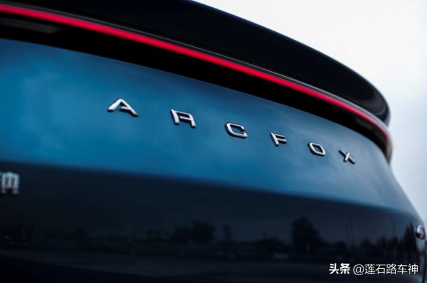 最大扭矩720牛·米 4.2秒破百 賽道試駕極狐阿爾法S 最大扭矩720牛·米 4.2秒破百 賽道試駕極狐阿爾法S